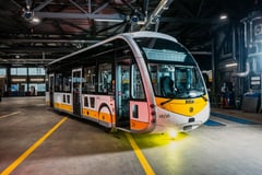Moderner Bus in einer Garage mit gelbem Licht.