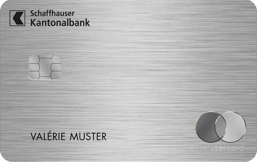 Silberne Kreditkarte mit Chip und Logos.