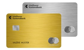 Zwei Kreditkarten, eine goldene und eine silberne.