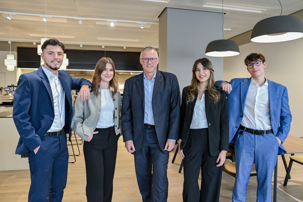 Andreas Isler und Lernende der SHKB