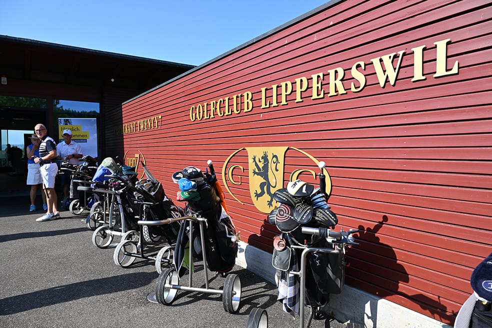 Golfcarts stehen bereit