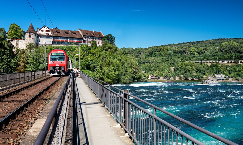 Zugstrecke entlang des Rheinfalls