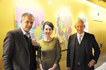 Von links nach rechts: Dr. Roger Ballmer (Kunstverein Schaffhausen), Isa Fuchs (Künstlerin) und Martin Vogel (Vorsitzender der Geschäftsleitung) Bild zur Vernissage von Isa Fuchs in der Schaffhauser Kantonalbank
