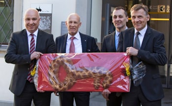 Roger Küpfer, neuer Leiter der Filiale Stein am Rhein mit Martin Vogel, Vorsitzender der Geschäftsleitung Schaffhauser Kantonalbank, Roberto Zimmermann, Leiter Privatkundengeschäft und Urs Metzger, bisheriger Filialleiter (v.l.n.r.) Schlüsselübergabe in Stein am Rhein Filiale Schaffhauser Kantonalbank