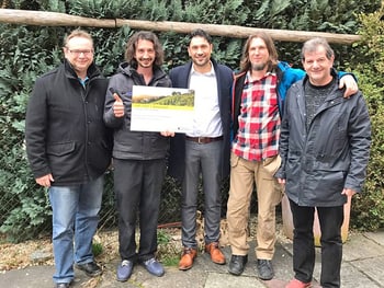 Verein Atelier A mit Angelo Lagona, Kundenberater Individualkunden Schweiz (in der Mitte des Bildes) Verein Atelier A mit Angelo Lagona, Kundenberater Individualkunden Schweiz (in der Mitte des Bildes)